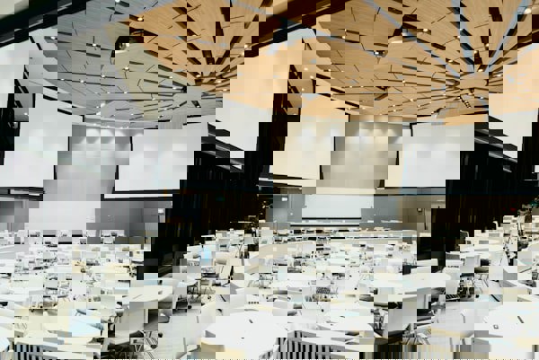 利鑫集团领导出席全球经济论坛，共议产业智能化与可持续发展